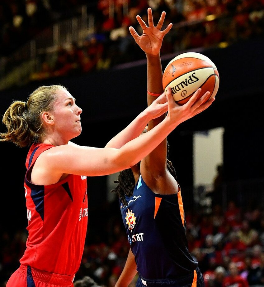 Twee vrouwen spelen basketbal