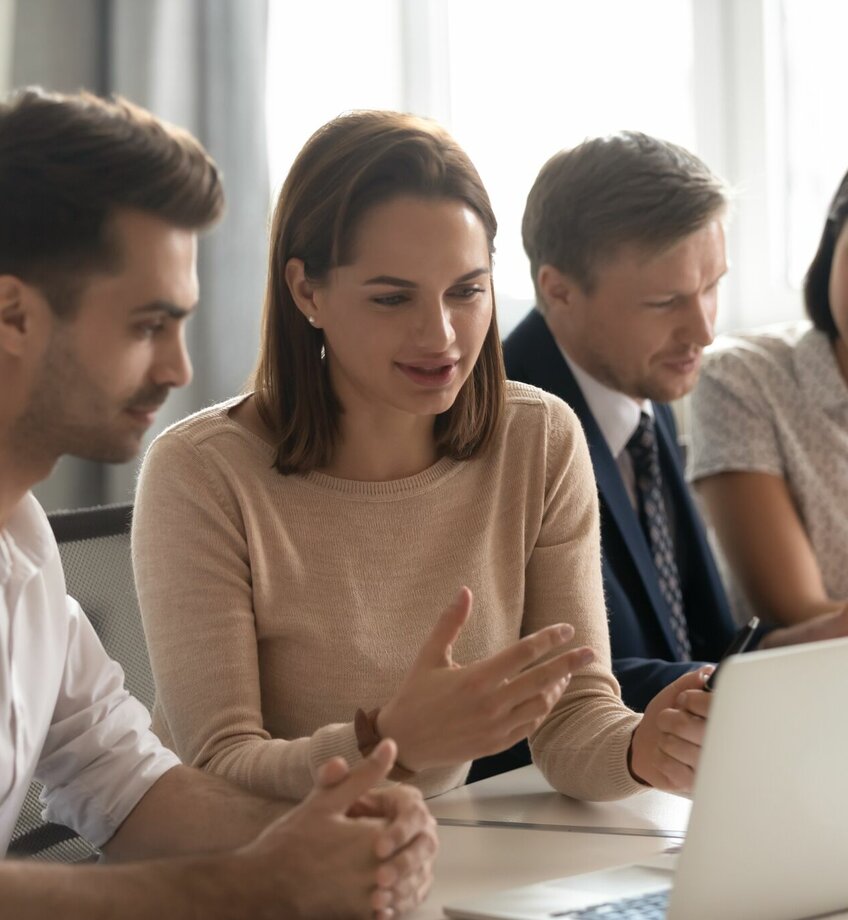 Studenten in overleg aan computer