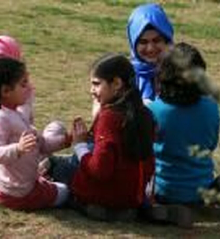 kinderen zitten op het gras