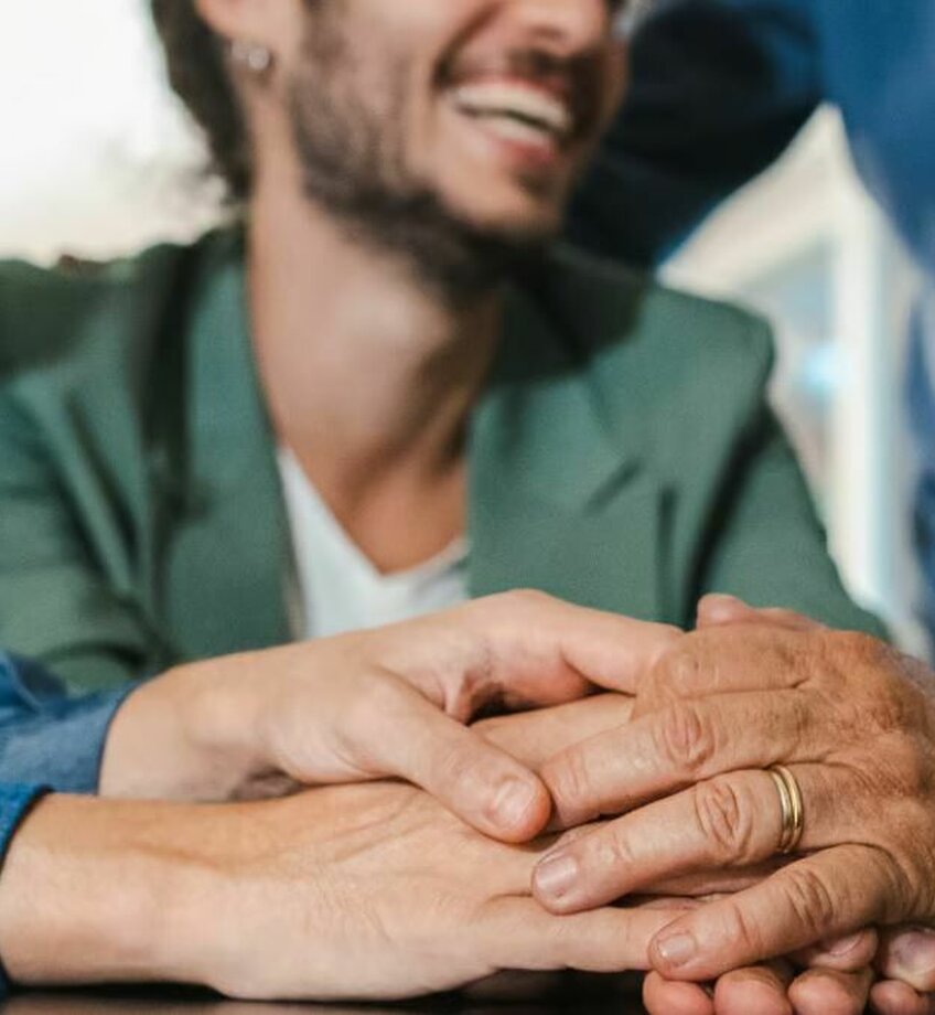 drie mensen hebben handen in elkaar