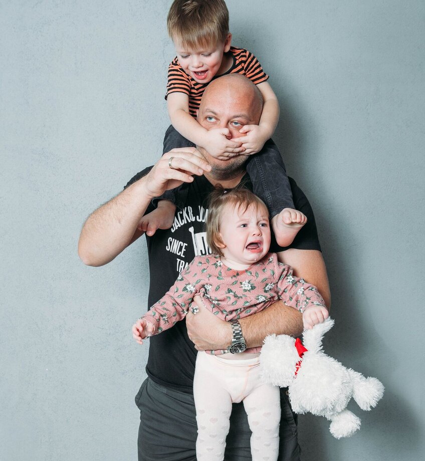papa met twee kleine kinderen verkleind