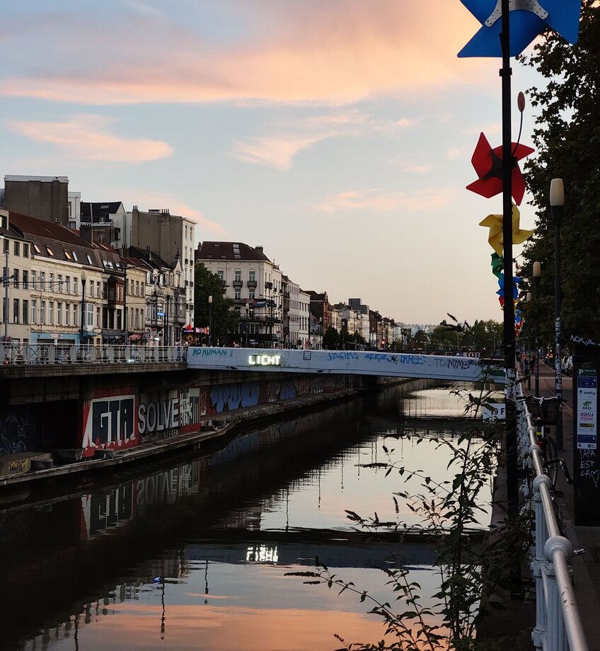Kanaal bij schemerlicht