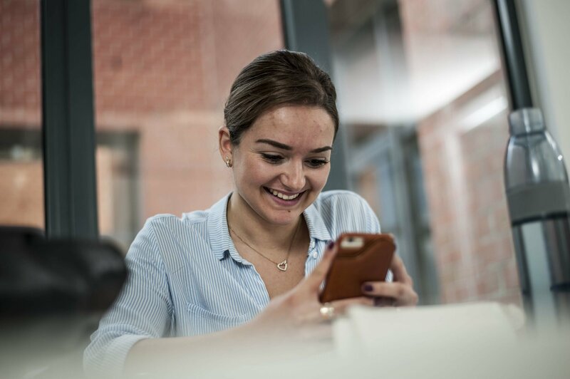 Studente kijkt op GSM