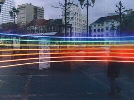 afbeelding stad met horizontale lichtgevende regenboogstrepen