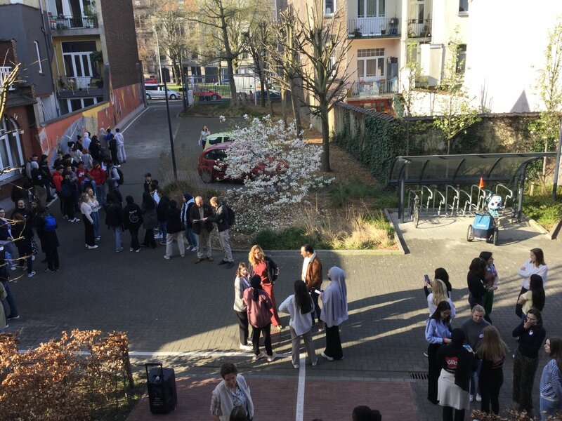 jongeren op campus schaarbeek