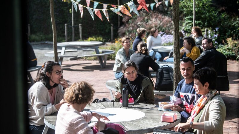 studenten op campus schaarbeek terras