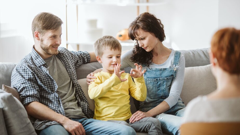 gezin praat met sociaal werker